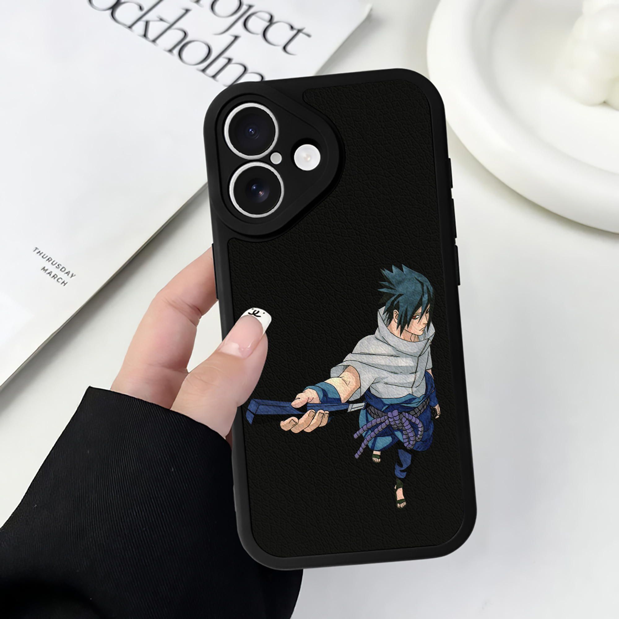（画像用） NARUTO -ナルト- うちは サスケ Uchiha Sasuke 【iPhone 16シリーズ対応】シリコンスマホケース（レザー調） 材質：シリコン